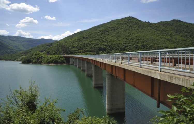 Zbulohet prania e telave në Liqenin e Ujmanit, s’ka rrezik për qytetarët
