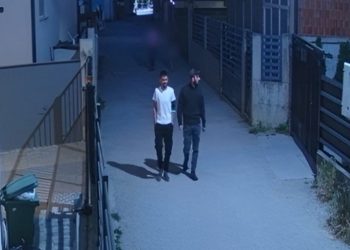 Policia në Gjilan kërkon identifikimin e dy të dyshuarve për vjedhje të rëndë