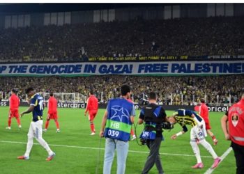 Tifozët e Fenerbahçes demonstrojnë solidaritet me Pal*estinën