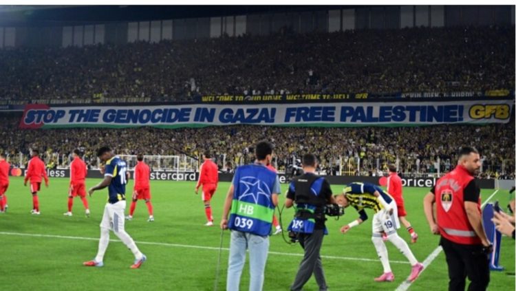 Tifozët e Fenerbahçes demonstrojnë solidaritet me Pal*estinën
