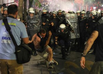 Vazhdon dhu*na mes qytetarëve dhe forcave të rendit në Serbi