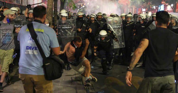 Vazhdon dhu*na mes qytetarëve dhe forcave të rendit në Serbi
