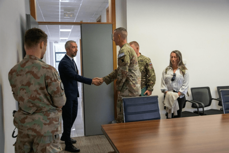 Komandanti i Komandës Rajonale të KFOR-it takon kryetarin e Mitrovicës së Veriut – ja çka biseduan