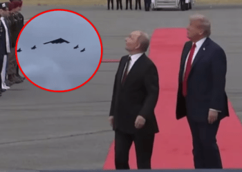 Avioni bombardues B2 fluturon mbi kokat e Trump dhe Putin, ata ndalen dhe e shikojnë