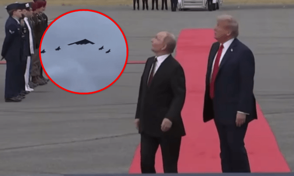 Avioni bombardues B2 fluturon mbi kokat e Trump dhe Putin, ata ndalen dhe e shikojnë
