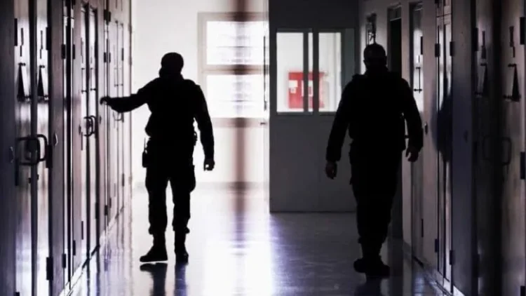 Arratiset një i burgosur në Mitrovicë, pezullohen nga detyra katër zyrtarë korrektues