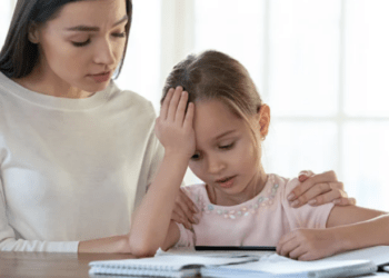 Këto truke do ta ndihmojnë fëmijën tuaj t’ju tregojë gjithçka rreth ditës së tij në shkollë