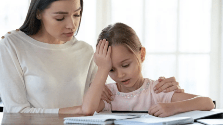 Këto truke do ta ndihmojnë fëmijën tuaj t’ju tregojë gjithçka rreth ditës së tij në shkollë