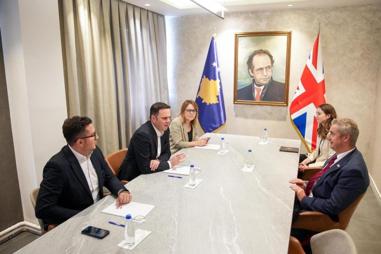 Hargreaves me Abdixhikun flet për aktvendimin e ri kushtetues dhe zgjedhjet lokale