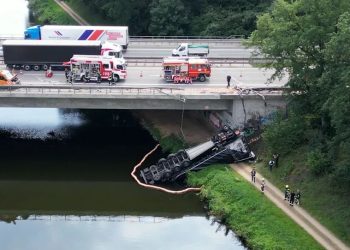 Gjermani: Kamioni bie në lumë nga ura e autostradës