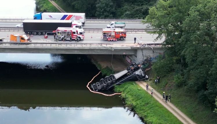 Gjermani: Kamioni bie në lumë nga ura e autostradës