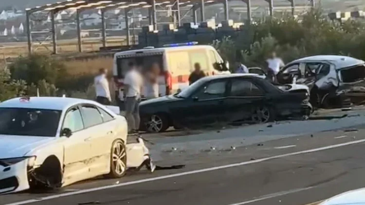 Një i vd*ekur dhe 10 të lën*duar në aksidentin në Komoran