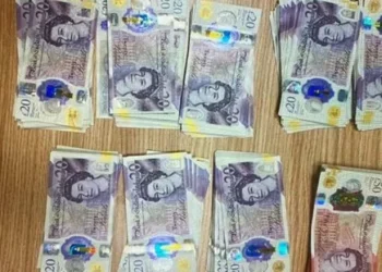 Pasagjerit nga Londra i konfiskohen në aeroport mjete monetare mbi kufirin e lejuar