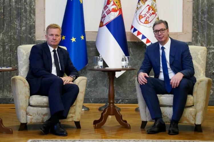 Sorensen takon Vuçiqin, kërkon normalizimin e marrëdhënieve Kosovë-Serbi