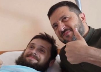 Zelensky viziton ushtarët e plagosur në spital: Faleminderit që mbroni Ukrainën