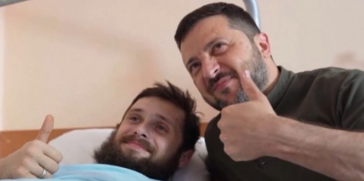 Zelensky viziton ushtarët e plagosur në spital: Faleminderit që mbroni Ukrainën