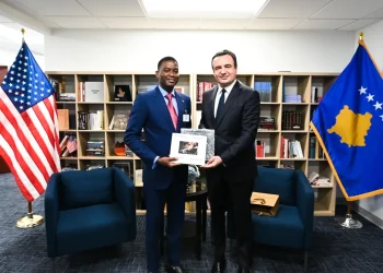 Kurti takoi Kryeministrin e Granadas, Dickon Amiss Thomas Mitchell