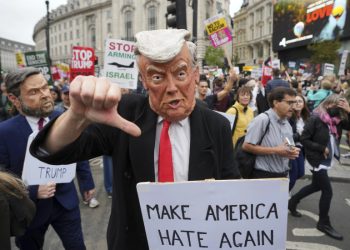 Protestohet kundër Trumpit teksa ai drekon me familjen mbretërore në Londër