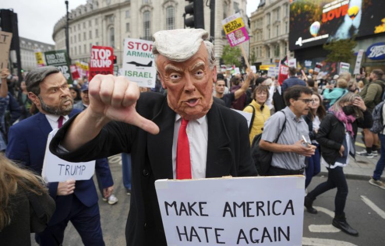 Protestohet kundër Trumpit teksa ai drekon me familjen mbretërore në Londër