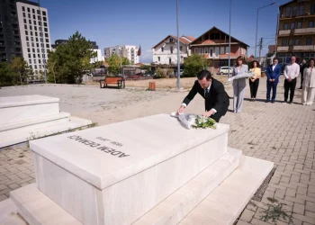Kryeparlamentari Basha në Prekaz: Liria jonë mori kuptim falë familjes Jashari