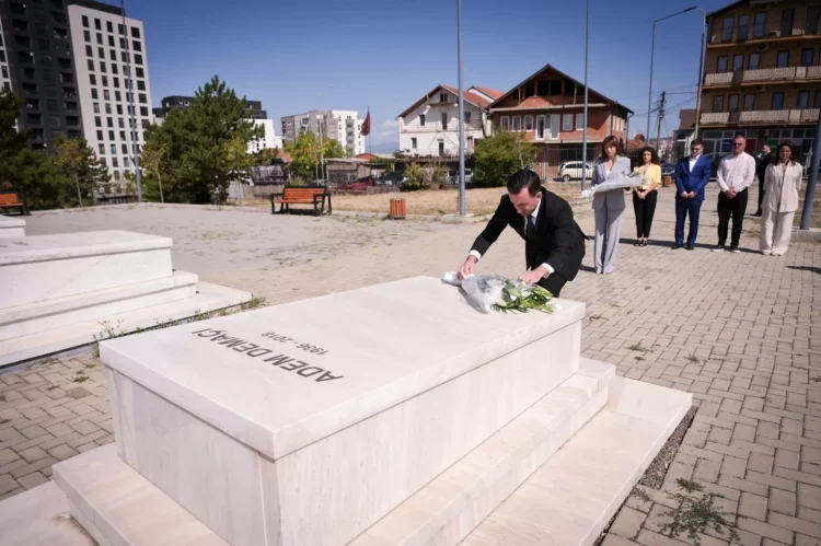 Kryeparlamentari Basha në Prekaz: Liria jonë mori kuptim falë familjes Jashari