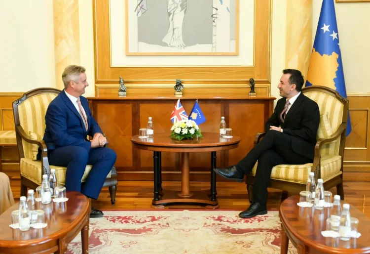Bashës i shkon në zyre ambasadori britanik, u diskutua për seancën konstituive të Kuvendit