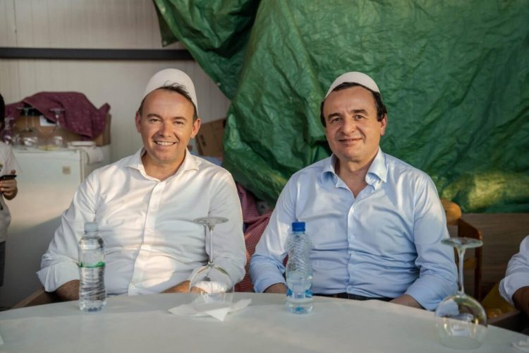 Hardh Fest në Rahovec, Kurti dhe Peci shfaqen me plisa në kokë