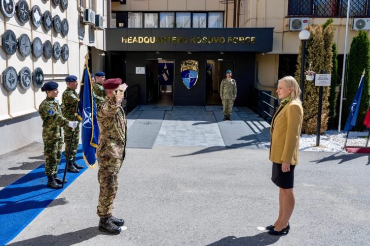 Zyrtarë të lartë nga Finlanda vizitojnë KFOR-in në Prishtinë: Theksohet mbështetja për sigurinë dhe dialogun