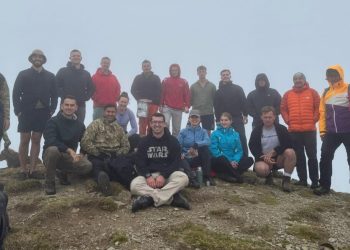 Hargreaves ngjitet në majën e Bistrës me pjesëtarë të FSK-së dhe ushtarë britanikë