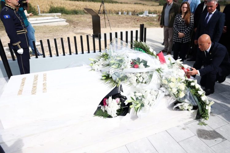 Haradinaj përkujton heroin Afrim Bunjaku: Sakrifica e tij është nder i përhershëm për Kosovën