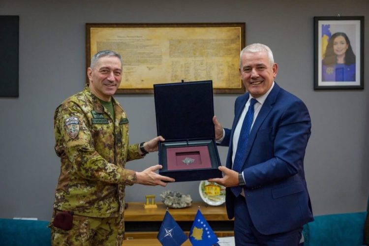 Sveçla falënderon Komandantin e KFOR-it, Gjeneralmajor Barduani, në përfundim të mandatit në Kosovë
