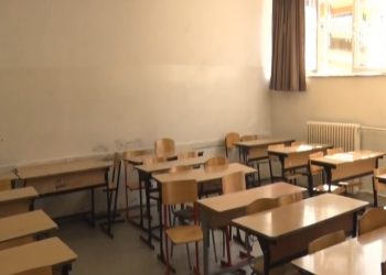 Ujërat e zeza në shkollën ‘Ismail Qemali’, protestojnë prindër e nxënës