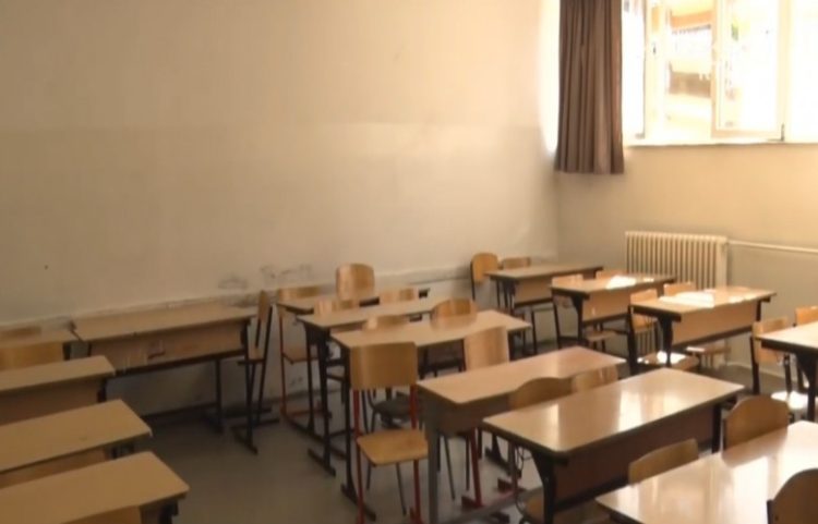 Ujërat e zeza në shkollën ‘Ismail Qemali’, protestojnë prindër e nxënës