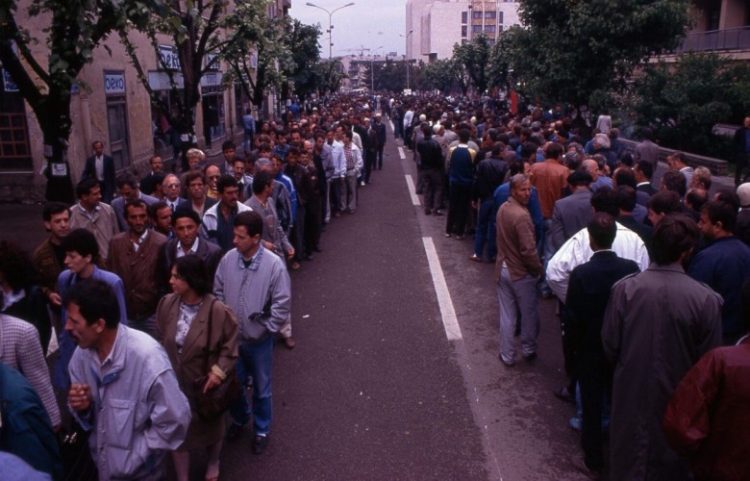 Kurti kujton grevën e punëtorëve të vitit 1990: Një nga aksionet më masive