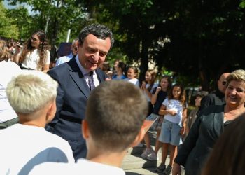 Kurti promovon `Programin e Kuponave` për edukim të hershëm