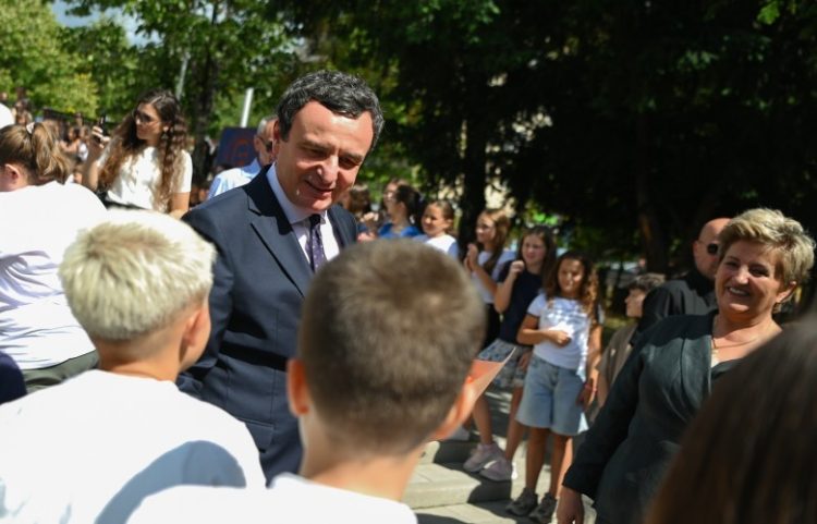 Kurti promovon `Programin e Kuponave` për edukim të hershëm