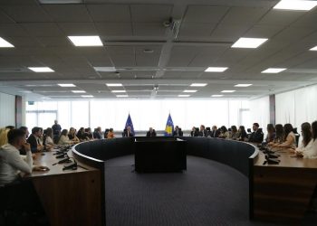 Bislimi mirëpret bursistët e `Skemës së Profesionistëve të Rinj`