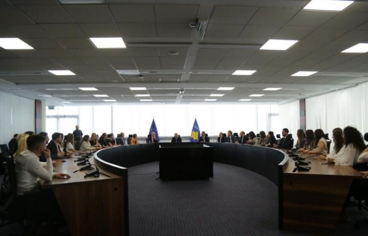 Bislimi mirëpret bursistët e `Skemës së Profesionistëve të Rinj`