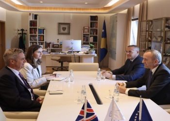 Hargreaves: Vendimet e Kushtetueses pres të respektohen nga liderët politik