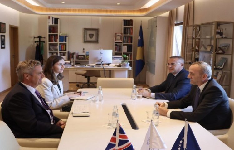 Hargreaves: Vendimet e Kushtetueses pres të respektohen nga liderët politik