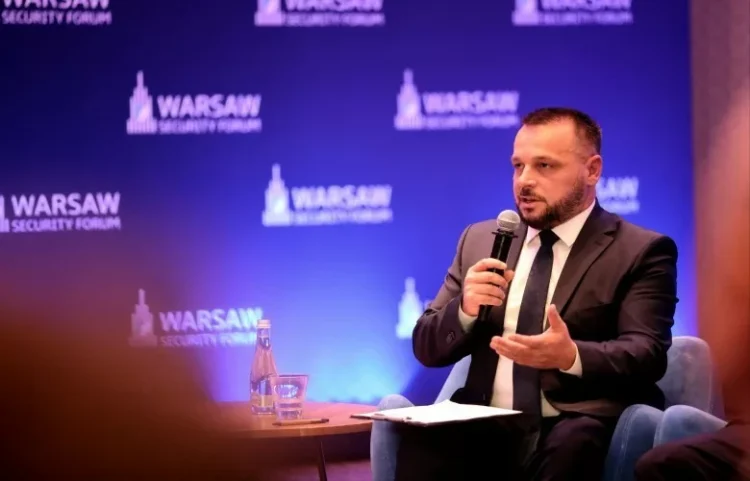 Maqedonci në Varshavë: Rreziqet nga dezinformimi dhe inteligjenca artificia