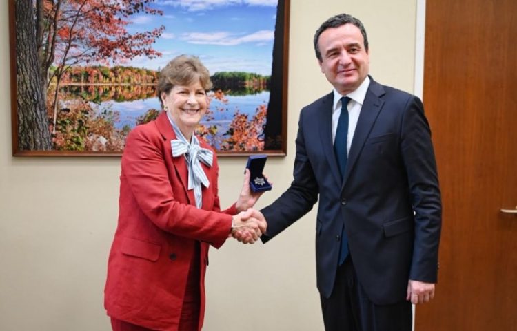 Kurti takoi senatoren amerikane Jeanne Shaheen