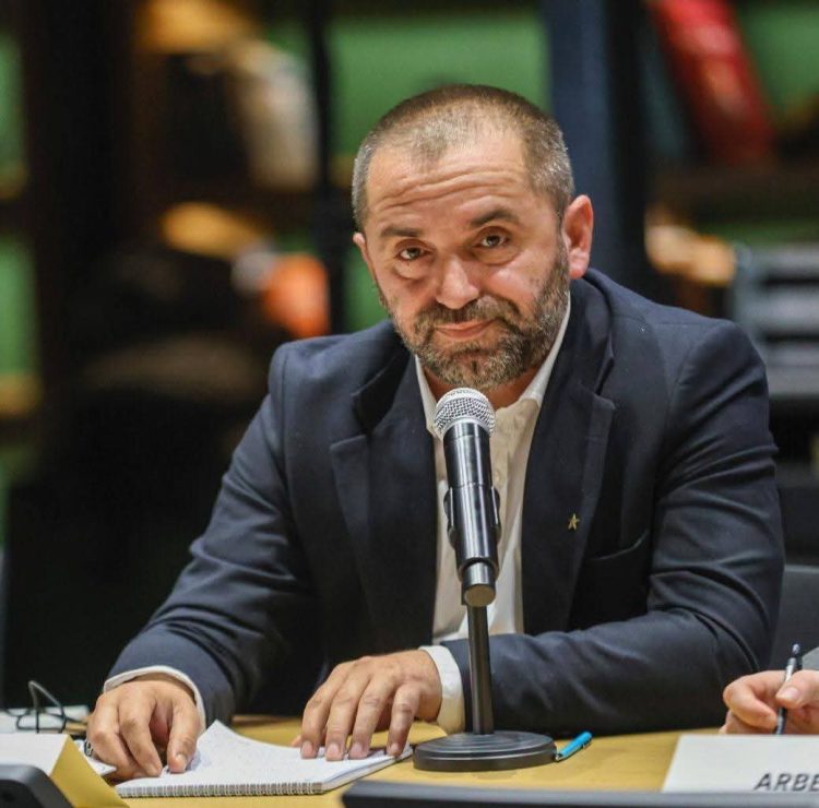 Pezullim i përkohshëm, është një mekanizëm presioni, jo një akt shkëputjeje: Leximi diplomatik i raporteve Kosovë–SHBA