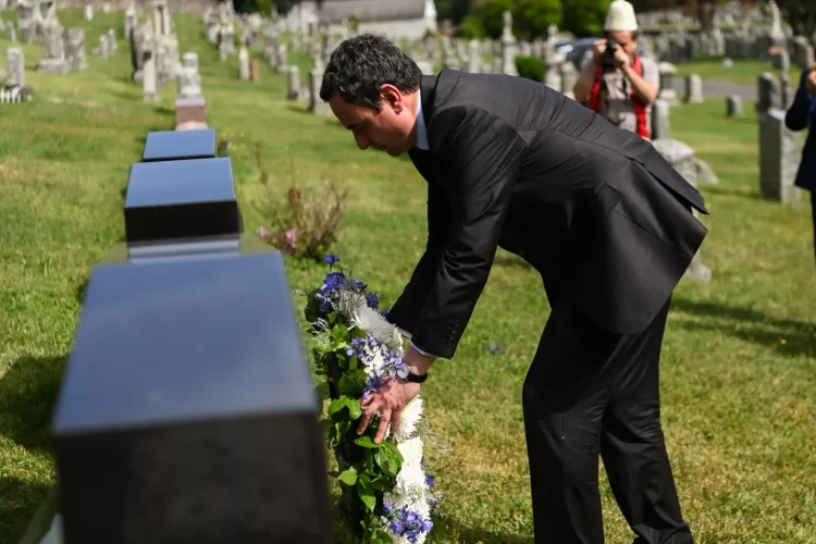 Kurti bëri homazhe te varrezat e vëllezërve Bytyqi në New York