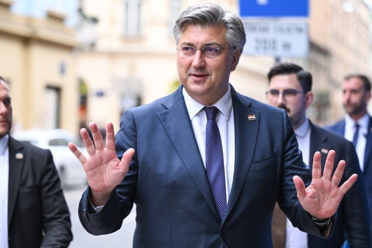 Plenkoviq: Serbia është në prag të luftës civile