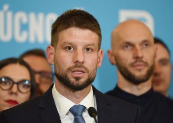 Opozita sllovake i bën thirrje Robert Ficos të anulojë vizitën e tij në Kinë