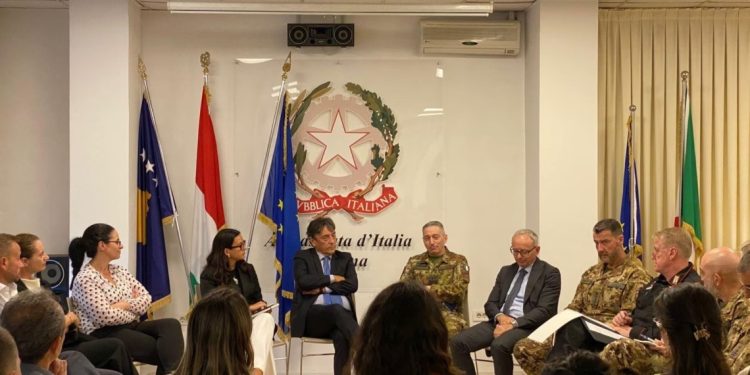 Ambasada e Italisë mbledh zyrtarët italianë aktivë në Kosovë për diskutime mbi zhvillimet në vend