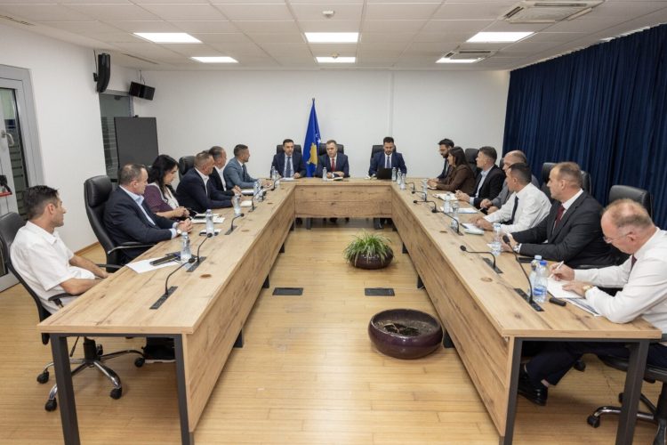 Sallahu takon drejtorët e ShKK-së, diskutuan për masat e reja që garantojnë rritjen e transparencës