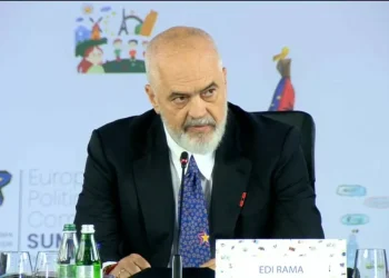 Rama: Ka plazhe ku i trajtojnë vizitorët si skllevër, sikur do hanë shkopin e çadrës