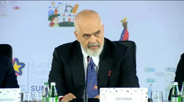 Rama: Ka plazhe ku i trajtojnë vizitorët si skllevër, sikur do hanë shkopin e çadrës